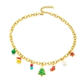 Detailansicht der goldenen Weihnachtskette mit bunten festlichen Anhängern und Perlen - Goldene Weihnachtsbaum-Serie - Halskette