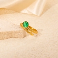 Detalle de anillo de serpiente dorado con textura de escamas y piedra ojo de gato verde - Estilo Serpiente Ojo de Gato Verde (R0730)