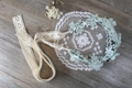 Fascia per capelli in pizzo verde menta con ricami e nastri su sfondo di legno vintage - Verde