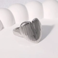 Anello a cuore d'argento minimalista con trama a costine su sfondo artistico bianco - Color Acciaio