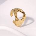 Anello regolabile in acciaio inossidabile dorato con trama lavica su fondo bianco - Oro