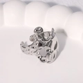 Anello aperto in argento con trama lavica irregolare su vassoio in ceramica bianco - Stile Svuotato Irregolare / Color Acciaio