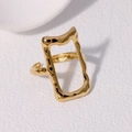 Anillo geométrico dorado minimalista con textura de lava irregular y acabado pulido - Dorado