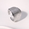 Anello aperto in acciaio al titanio argento con design a trama plissettata irregolare - Color Acciaio