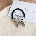 Detalle de un coletero de estrella de mar plateada sobre un fondo de piedra minimalista - Estrella de mar / Plateado