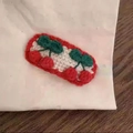 Détail de la pince à cheveux tricotée main avec motif de cerise rouge brodée - Barrette Cerise