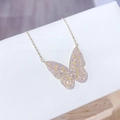 Detailopname van gouden vlinderketting met ingelegde roze en paarse zirkonia's - Goud Roze