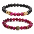 Tijgeroog kralenarmband set met kroon- en zirkoonbedeltjes op witte achtergrond - Set 1 (Zwart/Roosrood/Gouden Kroon)