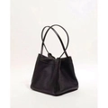 Borsa a secchiello nera minimalista con trama litchi e doppi manici su sfondo bianco - Nero