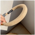 Diadema fina de ante beige con diseño acolchado de esponja y detalle de etiqueta artesanal - Beige