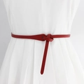 Fine ceinture rouge en cuir PU à nouer pour femme assortie à une robe plissée blanche - 100cm / Rouge