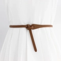 Ceinture fine marron en cuir synthétique avec nœud sur une robe plissée blanche - 100cm / Camel