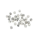Makroaufnahme von silbernen quadratischen Abstandsperlen mit glatter Metalloberfläche für DIY - 4*4mm / Weißgold