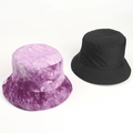 Vista piatta di cappelli da pescatore reversibili viola tie-dye e neri con stampa a inchiostro - Viola