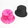 Vue à plat de chapeaux bobs réversibles en rose tie-dye et noir classique sur blanc - Rouge Rose