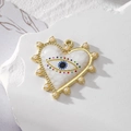 Goldener Herzanhänger mit Evil-Eye-Muster und Perlenrand auf weißem Texturstein - Perlweißes Herzauge