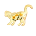 Broche gato de resina transparente con flores secas amarillas y copos de brillo dorado - Estilo de Flor Seca Incrustada en Resina / Gato de Flores Secas Amarillas