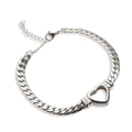 Dettaglio di un bracciale a cuore in acciaio al titanio con catena cubana e chiusura - Bracciale d'Argento