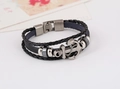Gros plan d'un bracelet multicouche en cuir noir avec ancre en métal vintage et perles - Noir