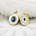 Pendente ovale in oro 18K con bordo in zirconi e madreperla su sfondo di pizzo - Ciondolo Ovale Abulone