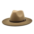Eleganter beigefarbener Filzhut mit braunem Lederband und goldener Schnalle auf Weiß - M (56-58cm) / Khaki