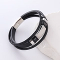 Detalle de pulsera de cuero multicapa para hombre con cierre magnético de acero plateado - Color Acero