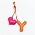 Dettaglio del ciondolo in pelle con cuore rosa e lettera Y arancione cucito a mano - Arancione con Cuore Rosa Lampone