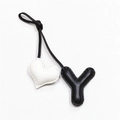 Dettaglio di ciondolo per borsa in pelle fatto a mano con lettera Y nera e cuore bianco - Nero con Cuore Bianco Sporco