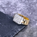 Macro di anello hip-hop bicolore con zirconi cubici incastonati su sfondo in pietra - US 6 / Oro