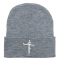 Detail der grauen Strickmütze mit weißem Yeshua-Kreuz-Stickerei auf dem Umschlag - Hellmeliertes Grau