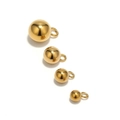 Detailansicht der polierten goldenen Edelstahl-Kugelanhänger mit Ösen in vier Größen - 4mm / Gold