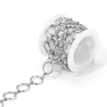 Detalle de cadena geométrica de acero inoxidable enrollada en un carrete blanco - Cadena Hecha a Mano de Círculo 1x14mm + Cierre en Forma de 3