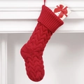 Calcetín de Navidad clásico de punto rojo con patrón de trenzas sobre chimenea - Rojo