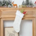 Dettaglio della calza di Natale in maglia bianca con bordo in finta pelliccia - Bianco
