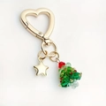 Gouden hartvormige sleutelhanger met kralen kerstboom en sterbedel op witte achtergrond - Kerstboom Gouden Hart Haak