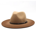 Détail du chapeau fedora en laine avec calotte avec bord large marron et ruban en cuir à rivets - M (56-58cm) / Marron Patchwork