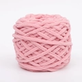Gomitolo di morbida lana rosa spessa per maglieria fai-da-te su sfondo bianco puro - Rosa Carne