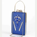 Detalle de bolso de fiesta azul con pedrería, asa dorada y adorno de cristal vintage - Azul Real