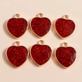 Pendentifs en forme de cœur doré avec paillettes rouges disposés à plat - Rouge