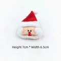 Détail de l'accessoire Père Noël en peluche avec broderie, taille 7cm hauteur par 6,5cm largeur - Père Noël Avec Broche