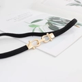 Sottile cintura elastica nera da donna con elegante fibbia in metallo dorato a U - 75cm / Nero