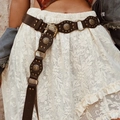 Westerse donkerbruine leren riem met vintage metalen studs en gesp op wit kant - 120cm / koffiekleur