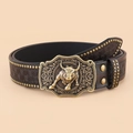 Dettaglio cintura in pelle cowboy con fibbia a toro bronzo e borchie metalliche - Stile Toro 3D Scroll (Stile F)