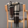 Klassischer karierter Schal aus weichem Kaschmir-Imitat drapiert auf einem Holzstuhl - Braun Beige Weiß Schwarz Kariert / Über 175cm