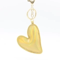 Portachiavi a forma di cuore dorato con finitura riflettente e bordi cuciti su sfondo bianco - Oro