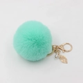 Dettaglio portachiavi pompon verde menta con ciondolo a foglia dorata e perla rifinita - Verde Menta