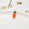 Vista macro di ciondolo a carota in lega con smalto arancione e foglia a cuore - 01# Arancione Carota Piccola