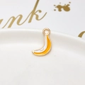 Dettaglio di un ciondolo a banana in smalto giallo con anello e bordo in metallo dorato - 04# Banana Piccola