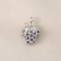 Vue macro d'un pendentif fraise argenté avec des pierres zircons violettes et bélière - Argent (Fraise Violette)