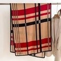Dettaglio di sciarpa beige a quadri con strisce rosse e nere appesa a un gancio - Cachi (FSM-18)
